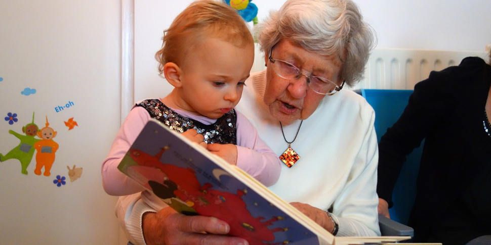 Abuela y nieta leyendo